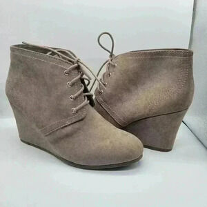 Arizona Jeans Women's boots 8.5 Lexie Booties Ankle Lace Up Wedge Tan Beige